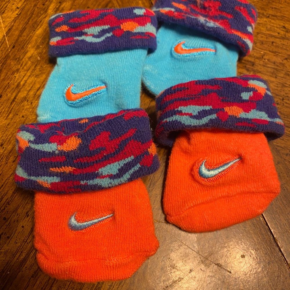 Nike Infant 0-3M sock, orange & blue W /vibrant colored camo